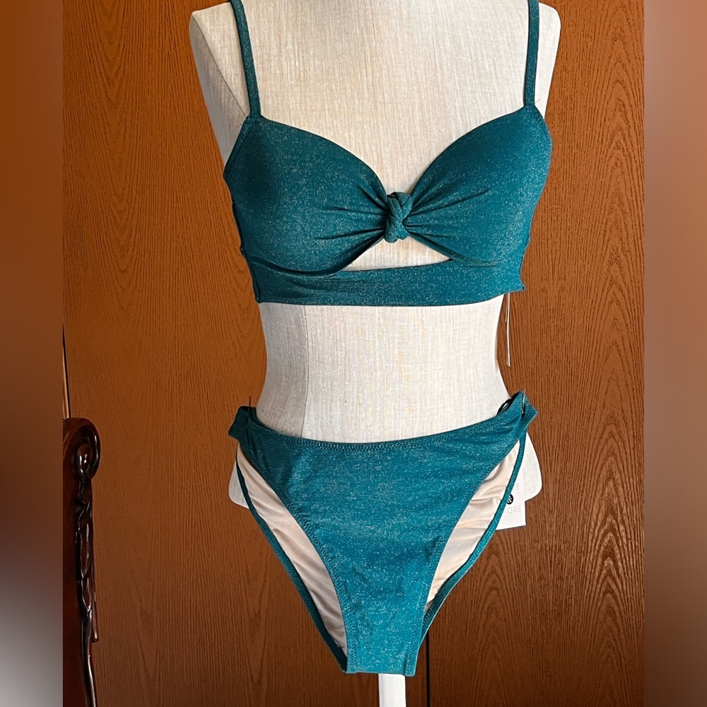 Shade& Shore swimming suits size M-32B.🌺